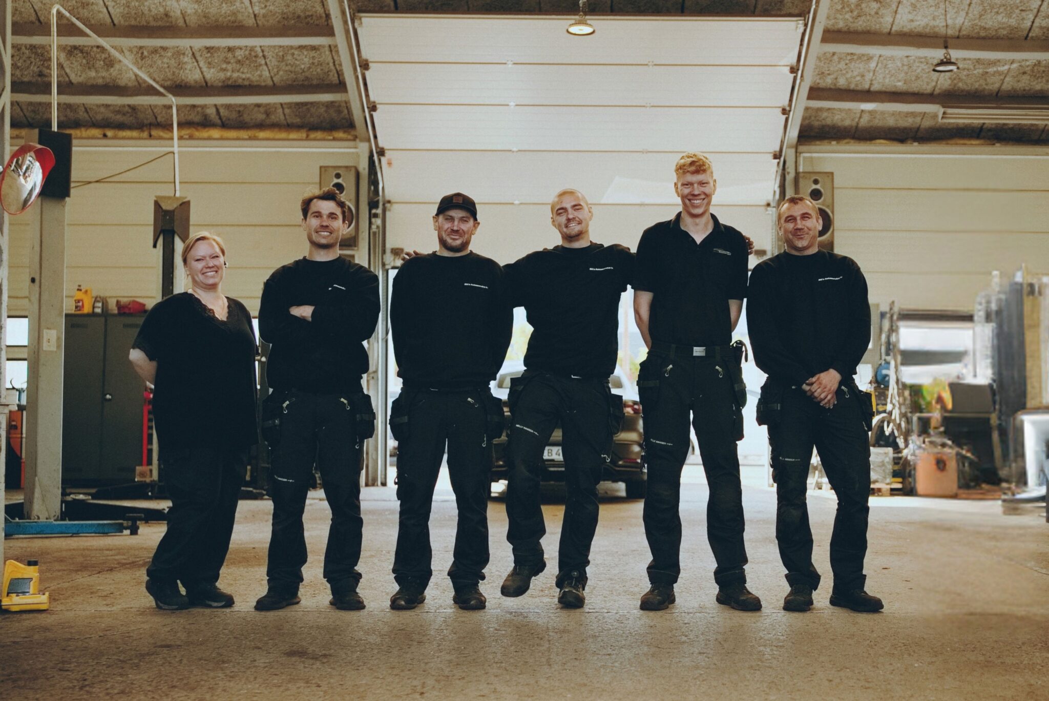 Teamet hos DK’s Autoservice står samlet i værkstedet i Herlev